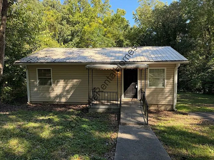3 bed, 2.0 bath, 830 sqft, $1,350 — Photo 2