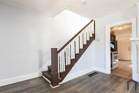 359 Clarendon Ave — Photo 9