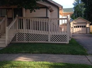 614 W Spring St, New London, WI 54961