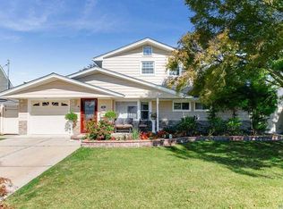 35 Pewter Ln, Hicksville, NY 11801