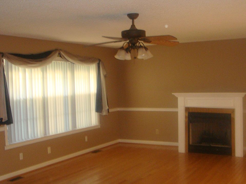 Living room with gas logs 