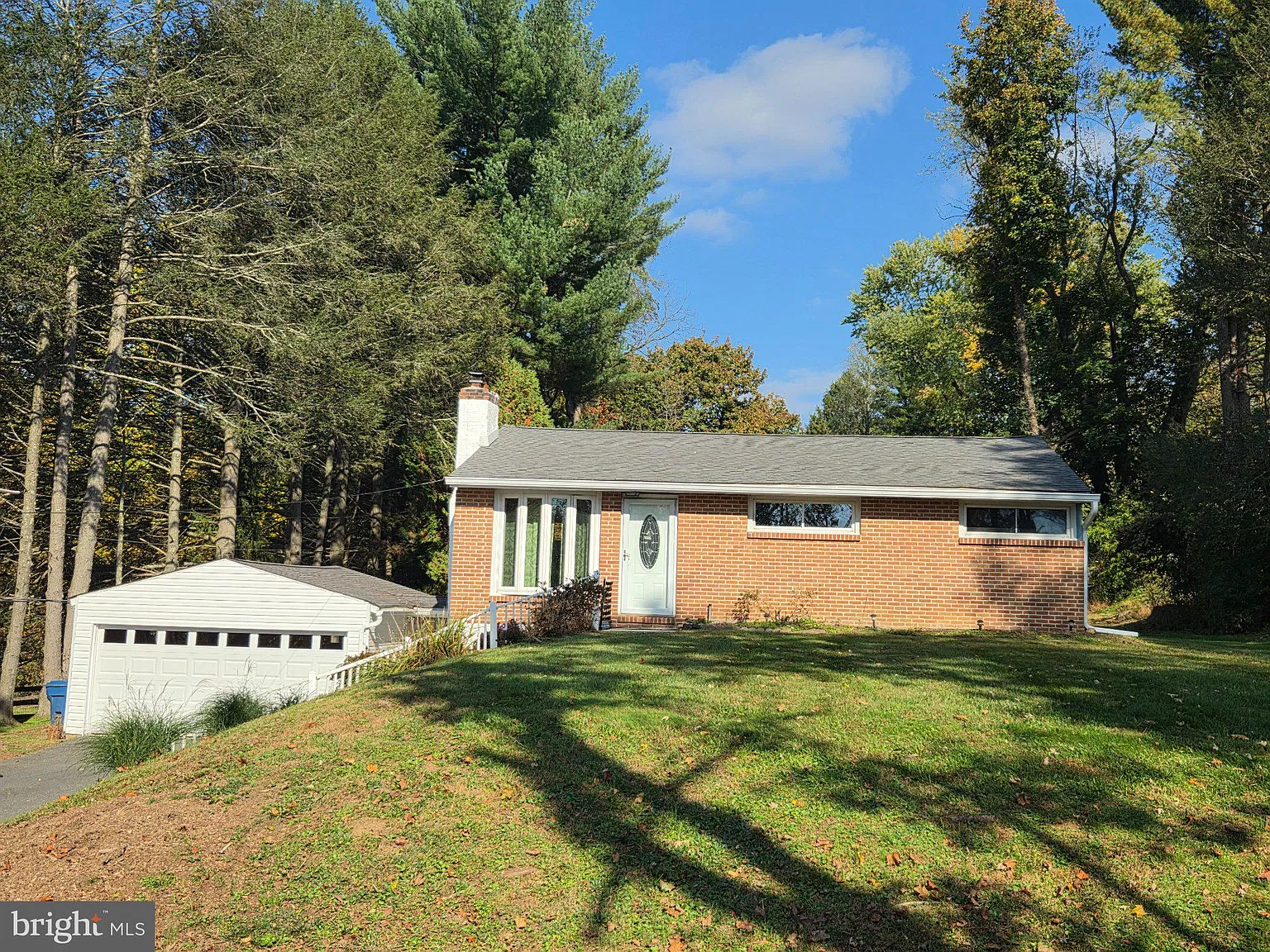 3 bed, 1.0 bath, 1180 sqft, $2,600 — Photo 3