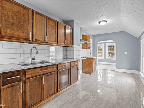4th image of 3142 W 71st St