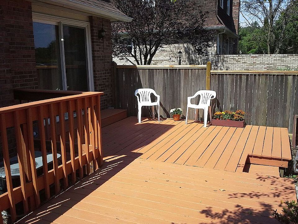 Deck: living room to garage.