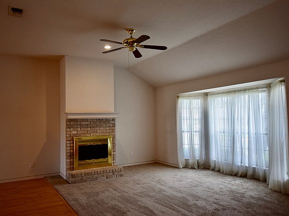 4th image of 210 N Oak Hill Dr