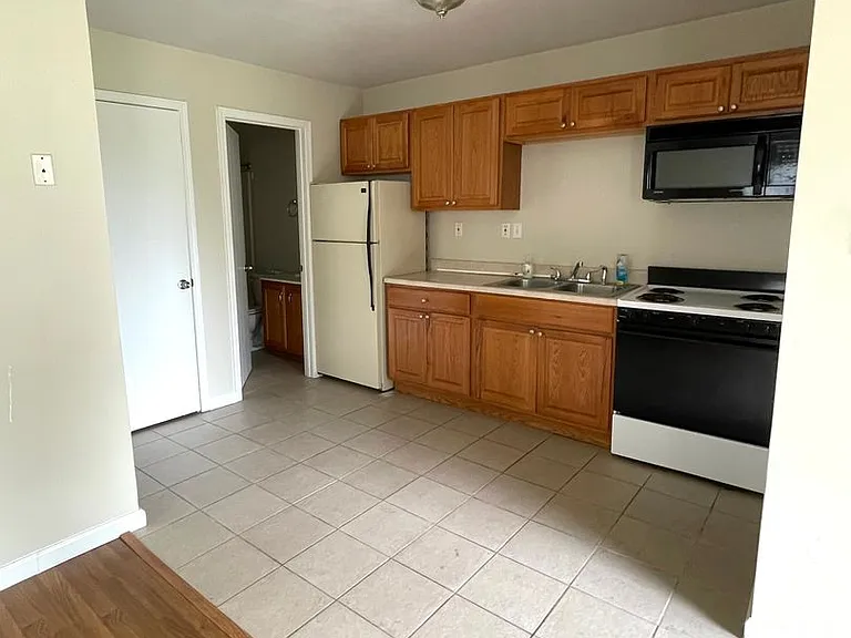 215 W 3rd St #1 — Photo 4