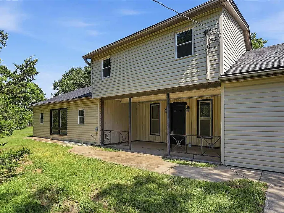 4 bed, 2900 sqft, $2,300 — Photo 1