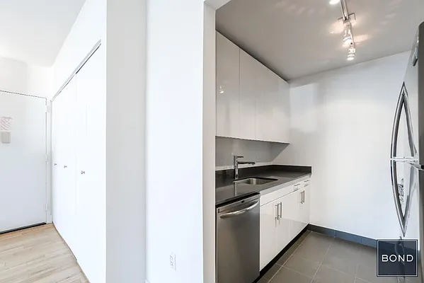 Rented by Bond New York | media 19