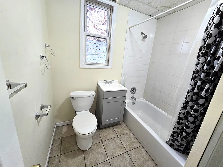 2352 S Canal St #2R — Photo 6