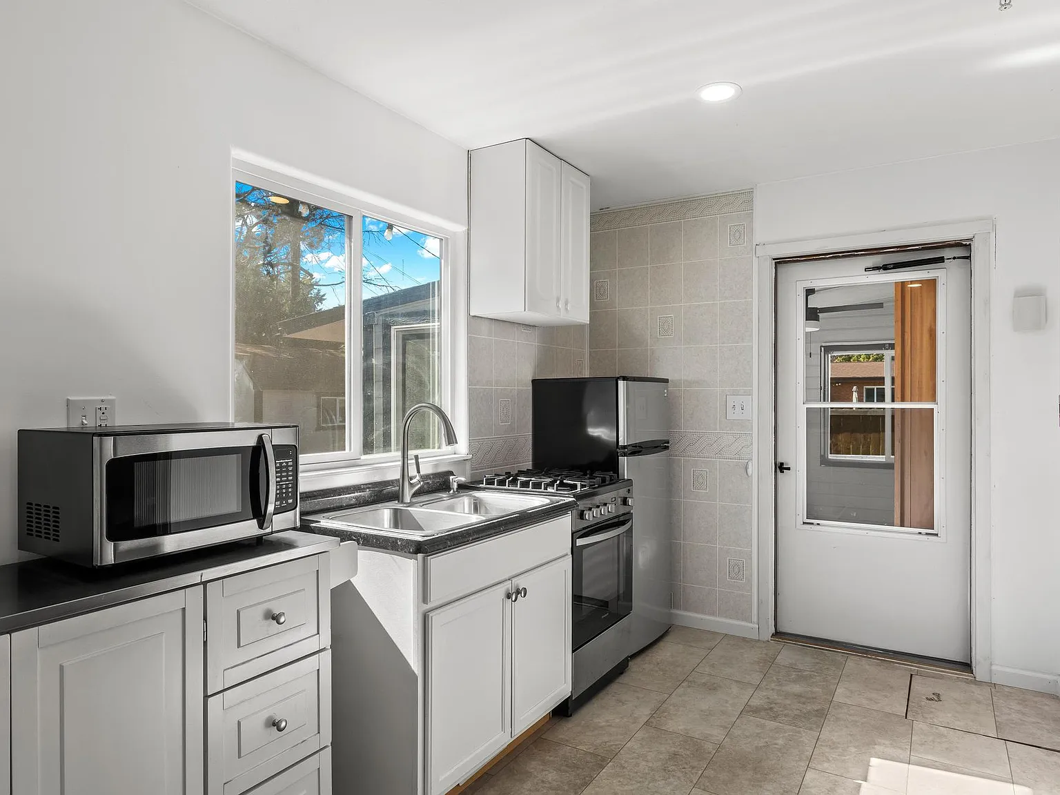 1 bed, 850 sqft, $1,200 — Photo 3