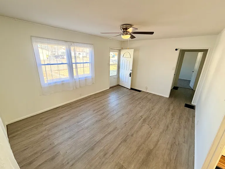 1031 S Parker Dr — Photo 4