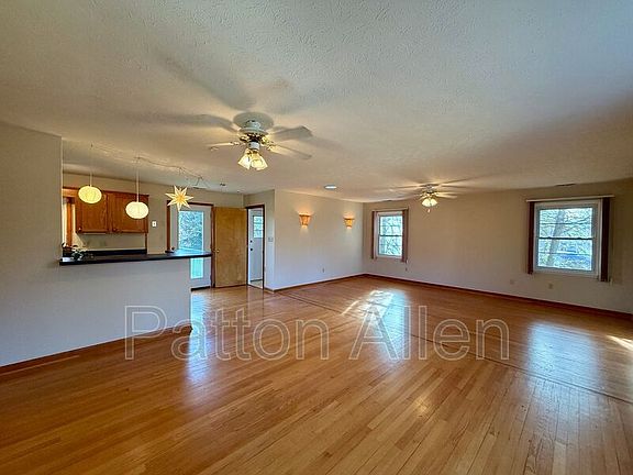 3rd image of 74 Oakdale Dr