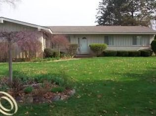 7221 Capri Dr, White Lake, MI 48383