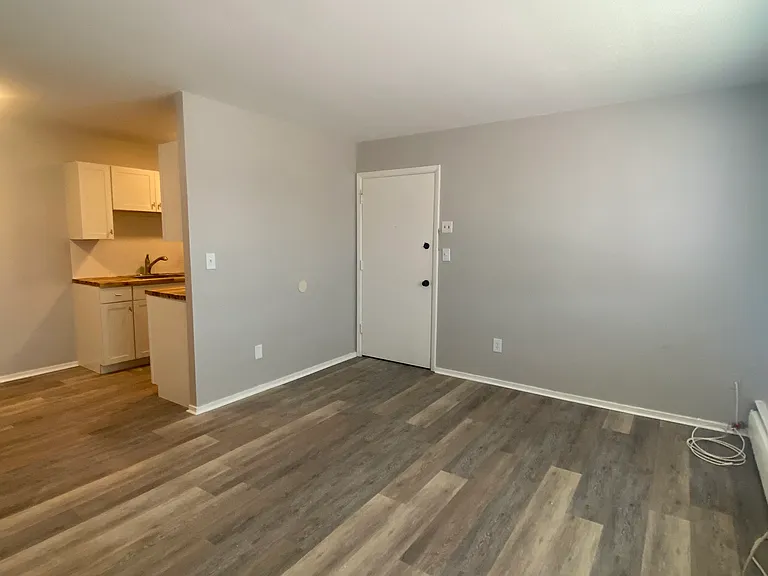 Creekside Apartments — Photo 10