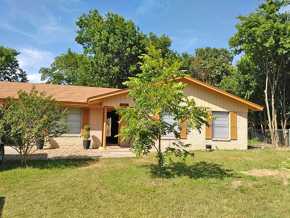 1st image of 902 Aurora Cir