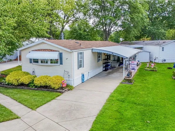 4 Sunrise Blvd, Olmsted Falls, OH 44138