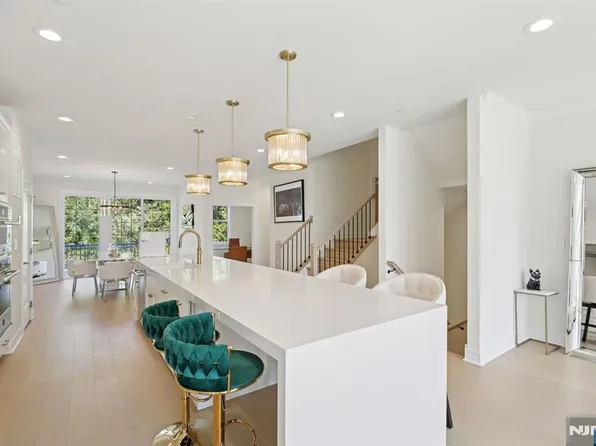 54 Goldfinch Dr, Upper Saddle River, NJ 07458