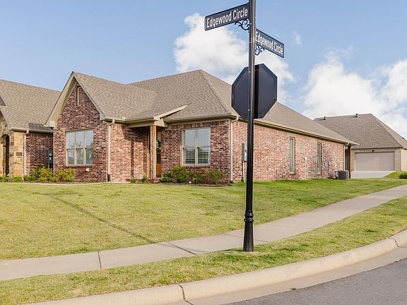 4th image of 101 Edgewood Cir