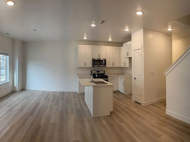 902 N 1280 E — Photo 2