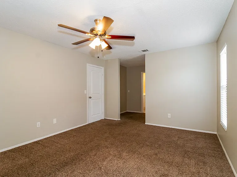 825 Virginia Woods Ln — Photo 9