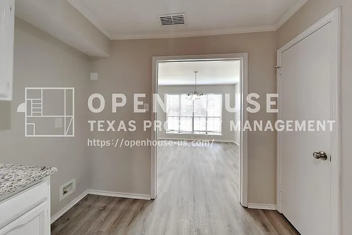 909 Sandhurst Dr — Photo 7