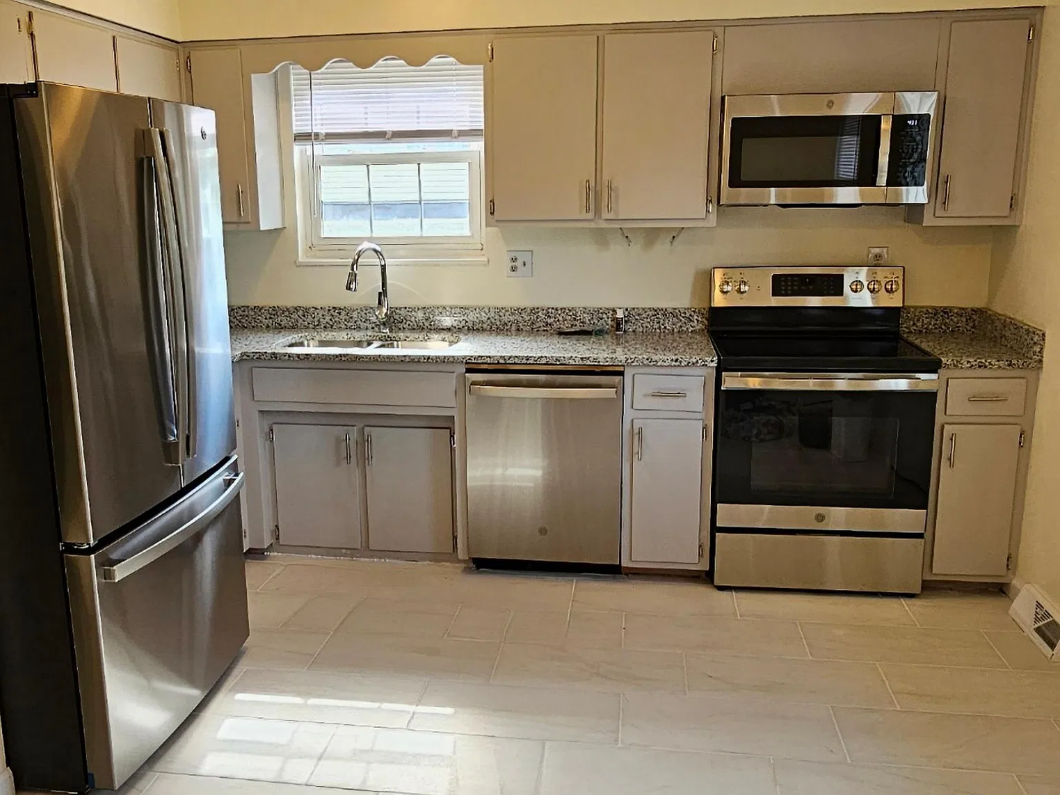 3 bed, 1.5 bath, 1636 sqft, $1,900 — Photo 3