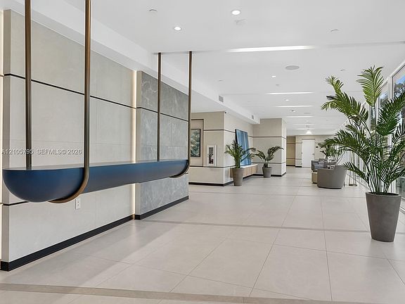 3rd image of 407 N Riverside Dr #202