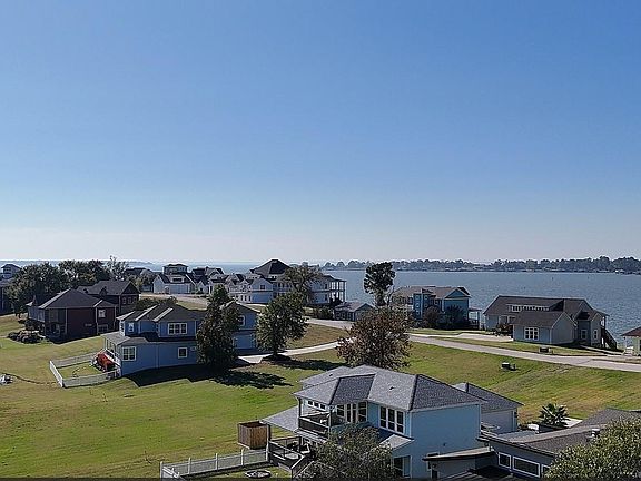2nd image of 225 Peninsula Dr