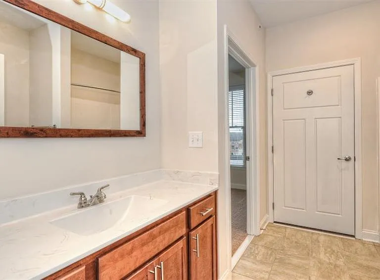 708 S Summit Ave — Photo 5