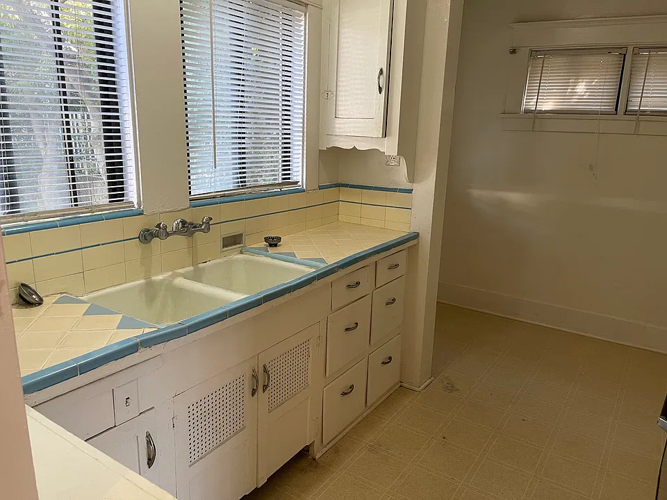 1301 Huntington Dr