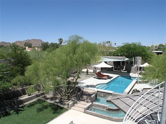 Backyard w/ pool,bbq and two bathrooms
