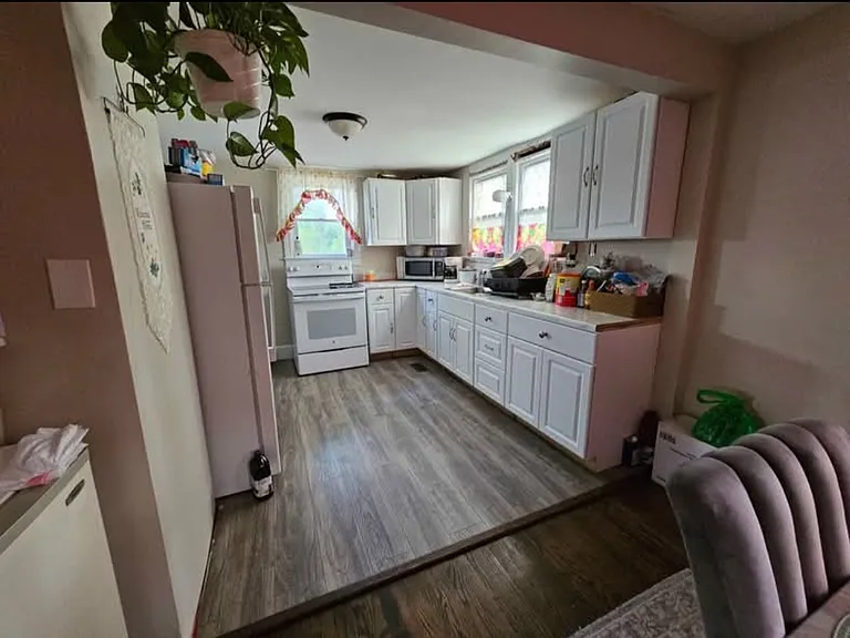 16 Henderson Rd — Photo 3