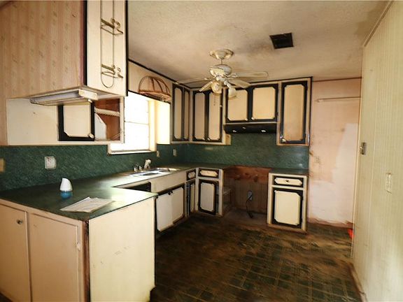 3rd image of 508 Cloverleaf Blvd