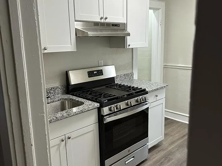 2400 Barton Ave — Photo 29