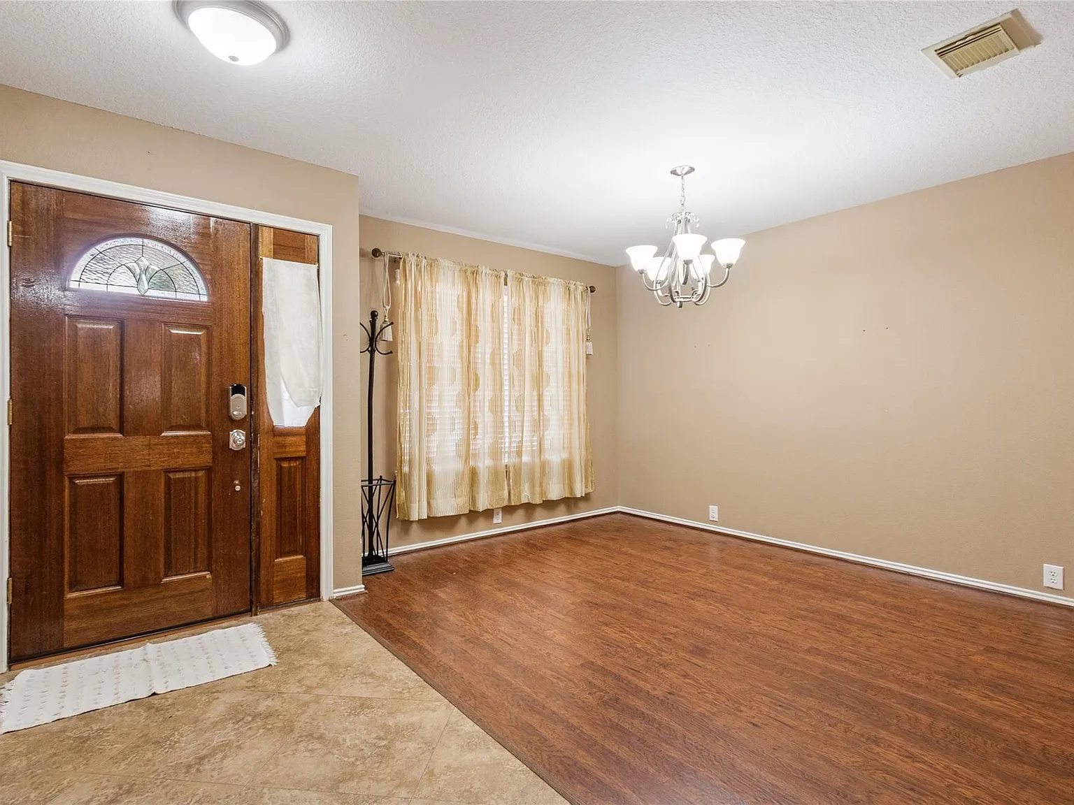 4 bed, 2.5 bath, 2880 sqft, $2,500 — Photo 3