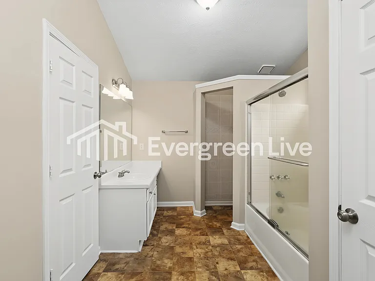 6718 Roscommon Dr — Photo 9