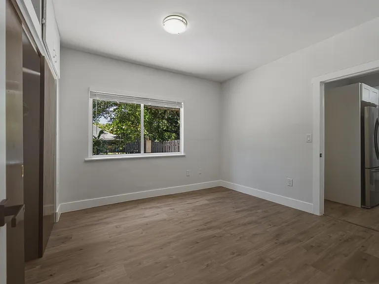 12980 NE 10th Ave — Photo 16