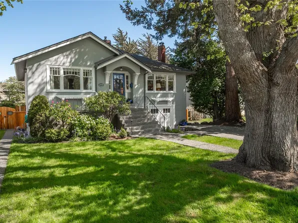777 Saint Patrick St, Oak Bay, BC V8S 4X6