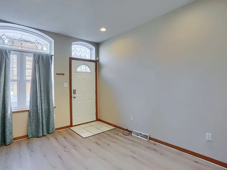 2810 Sarah Street — Photo 5