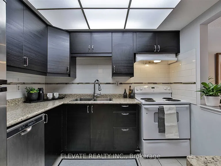 2131 Dufferin St — Photo 3