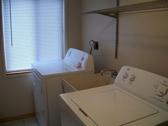 105 Stonecrest Lane Butler Pa for rent. Washer, dryer and laundry tub included. 724-712-9272