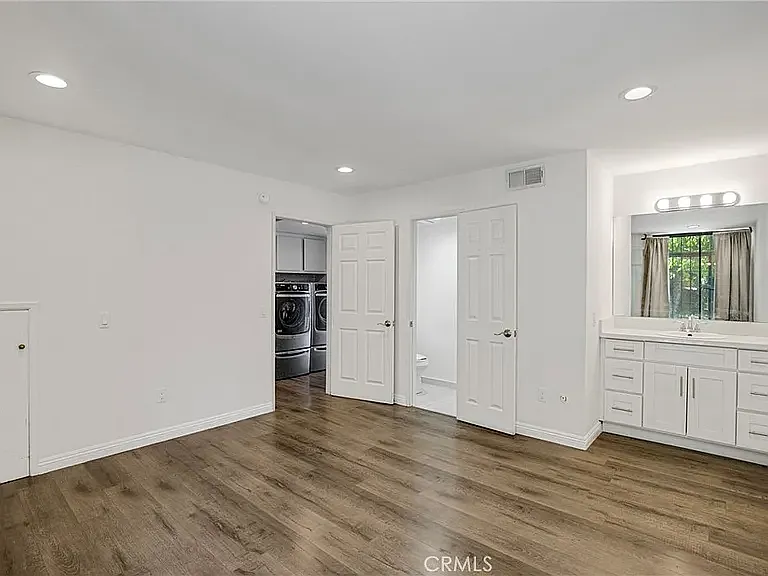 11107 Arminta St — Photo 10