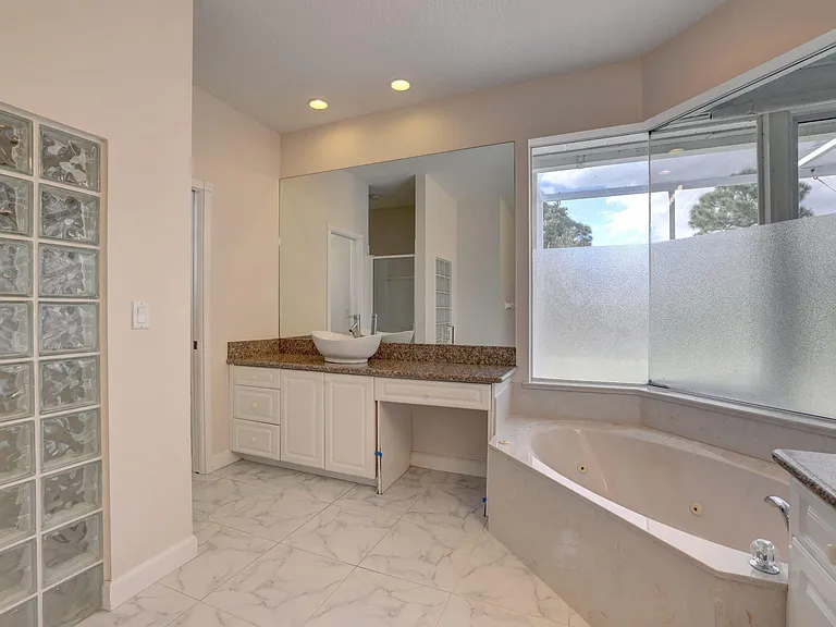 8028 Plantation Lakes Dr — Photo 22