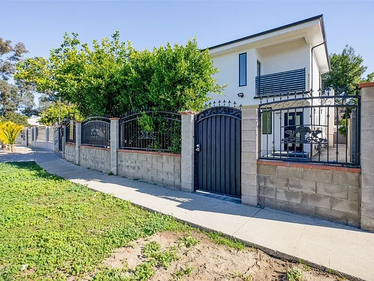 7446 Mammoth Ave — Photo 3