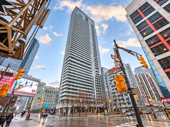 300 Front St W #4202, Toronto, ON M5V 0E9