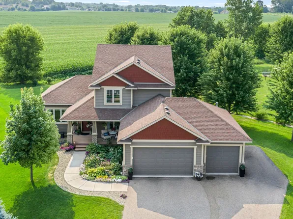 900 Heritage Trl NE, New Prague, MN 56071