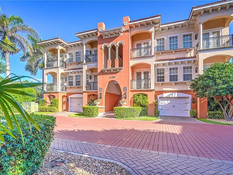 1528 NE Outrigger Landings Dr #208 — Photo 2