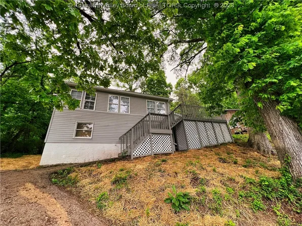 104A Cross Lanes Dr, Nitro, WV 25143