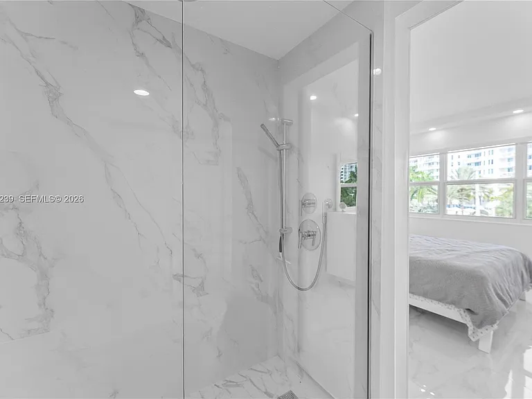 3250 NE 28th St #403 — Photo 15