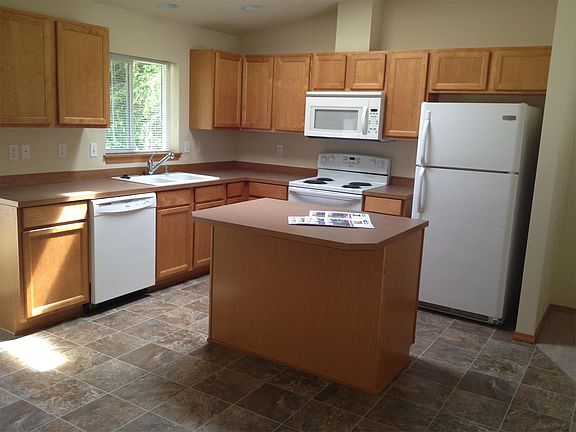 4th image of 811 NE Lauren St